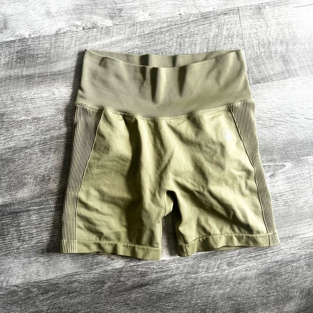 Allure the Brand Seamless Scrunch Shorts Olive Green Ribbed Waistband Size M